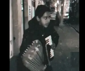 آواز خیابانی؛ ببینید بچه کار چه با غم تو صداش آهنگ دوسش دارم هنوز رو میخونه!