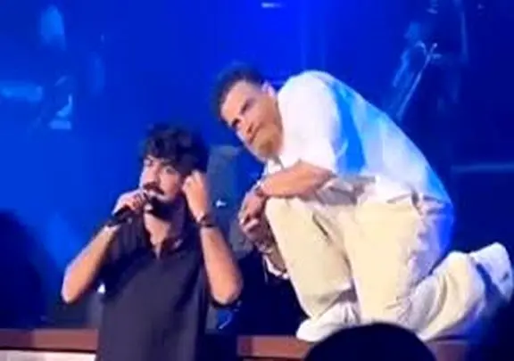 آواز احساسی؛ آهنگ خوندن عرفان طهماسبی وسط خوندن معین زد و تشویق هیجانی عجیب مردم