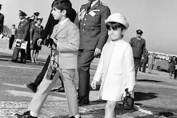 سفر به ایام قدیم؛ له شدن فرحناز زیر دست و پای رضا پهلوی