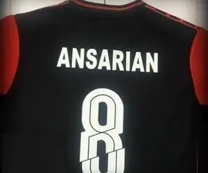 پیراهن پرسپولیس برای بازی با تراکتور با نام مرحوم«علی انصاریان»