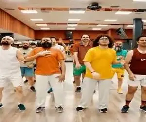 آواز شاد؛ پایکوبی ادایی و دسته جمعی تو کلاس؛ پسرا چه حرفه ای شدن تو حرکات موزون