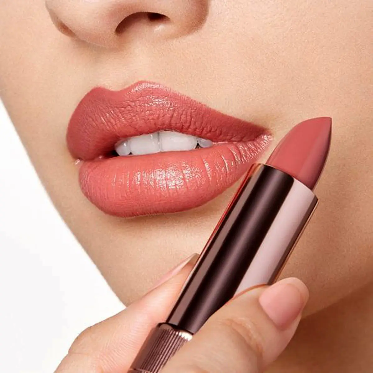 زیباترین-رنگ_-های-رژ-لب-۲۰۲۵-انتخابی-شیک-برای-هر-سبک-آرایشی-8