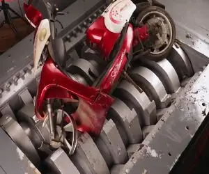 ابزارآلات غول پیکر؛ موتورش رفت تو دستگاه خردکن خورد و خمیر شد