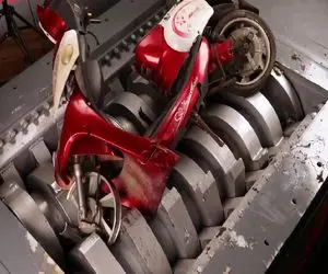 ابزارآلات غول پیکر؛ موتورش رفت تو دستگاه خردکن خورد و خمیر شد