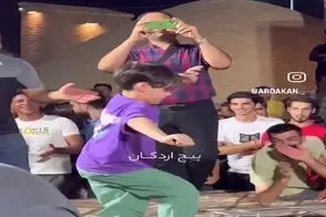 آواز شاد؛ بچه یه قر 180 رفت ژانگولری پسرای جوون مغزشون سوت کشیده هی بهم نشونش میدن