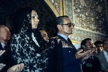 سفر به ایام قدیم سال 1352؛ نگاه عصبانی فرح در حرم امام رضا(ع) به محمدرضا پهلوی