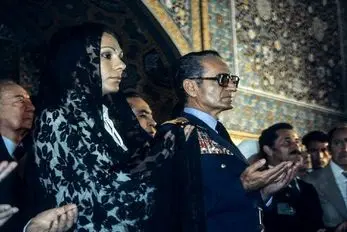 سفر به ایام قدیم سال 1352؛ نگاه عصبانی فرح در حرم امام رضا(ع) به محمدرضا پهلوی