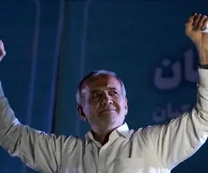عکسی جالب از دوران کودکی دکتر پزشکیان در کنار پدر و مادرش