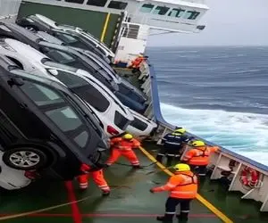 معماری طبیعت؛ کشتی ماشین بار زده بود همه مدل همه شونو ریخت تو دریا