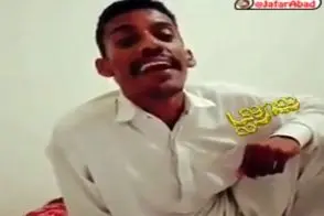 آواز شاد؛ پسره برگرد میخونه ولی یه نیشخندی میزنه که انگار به مسخره گرفته طرفو