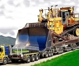 جا به جایی های غول پیکر؛ حمل طاقت فرسا بیل بزرگی که هر چنگالش استخر رو خاک برمیداره