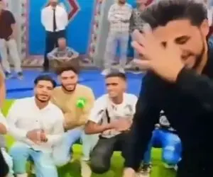 آواز شاد؛ پسره با آهنگ جوگیر شد پرید وسط دوستش جوزده تر از اون جمع نمیشن بشینن
