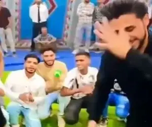 آواز شاد؛ پسره با آهنگ جوگیر شد پرید وسط دوستش جوزده تر از اون جمع نمیشن بشینن