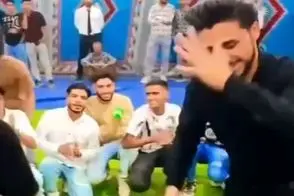 آواز شاد؛ پسره با آهنگ جوگیر شد پرید وسط دوستش جوزده تر از اون جمع نمیشن بشینن