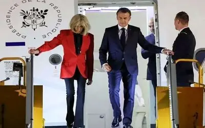 (عکس) تبلیغ یک باشگاه ورزشی در فرانسه با تحقیر کتک خوردن مکرون از همسرش!