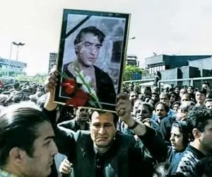 آواز معروفا؛ تو مراسم تشییع محمدعلی فردین همه غلغله وار ریختن زجه میزنن