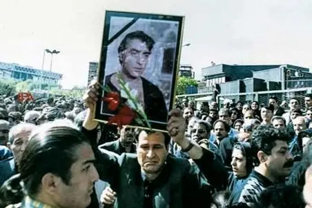 آواز معروفا؛ تو مراسم تشییع محمدعلی فردین همه غلغله وار ریختن زجه میزنن