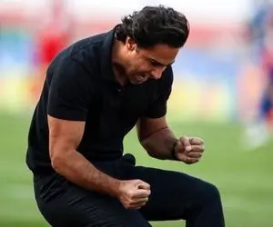 عکسی که فرهاد به دیوار خانه‌اش می‌زند