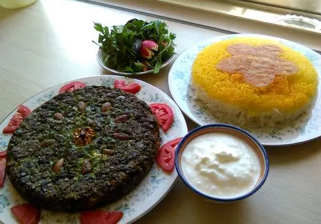 آموزش آشپزی؛ تکنیک های طلایی پخت کوکو سبزی ترد و پفکی