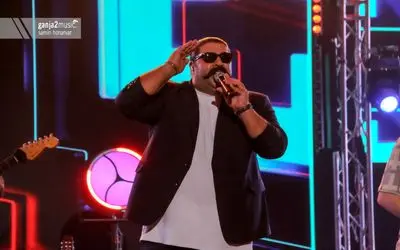 آواز شاد/ بهنام بانی تو کنسرتش خودش میخونه خودشم رو صحنه میرقصه/مردم چه دادی میزنن