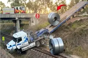 جا به جایی جانکاه؛ رول آلومینیوم نیم تنی قل خورد رو سر راننده کامیون فاجعه شد