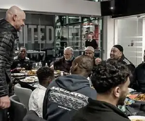 (عکس) سرمربی منچستریونایتد در مراسم افطاری