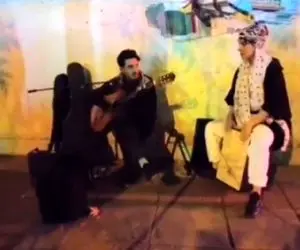 آواز خیابانی؛ ببینید این زن و شوهر چه احساسی آهنگ تقدیر رو اجرا کردن ملت عجیب کف زدن