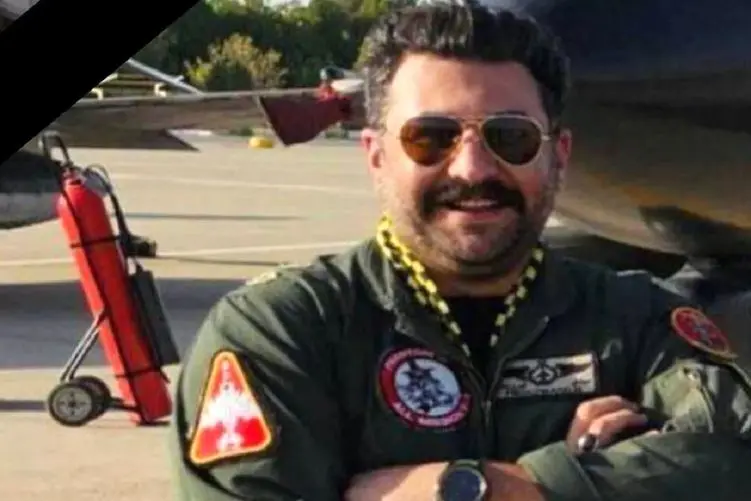 آواز جیگرسوز؛ وداع تلخ مادر با پیکر بی جان خلبان مرندی