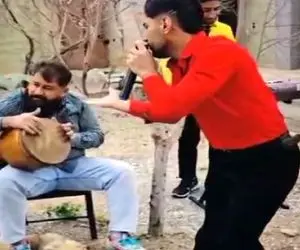 آواز شاد؛ این پسرا با آهنگای معروف طوری میرقصن که خواننده از خوندنش پشیمون میشه