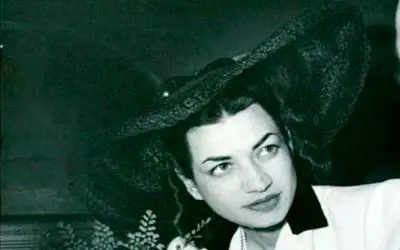 سفر به ایام قدیم 1346؛ شتر سواری اشرف پهلوی با لباس پوشیده