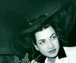 سفر به ایام قدیم 1346؛ شتر سواری اشرف پهلوی با لباس پوشیده