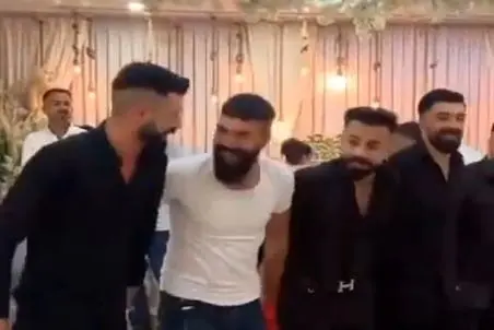 آواز شاد؛ این پسرا یطوری منظم به صف شدن تو تالار آدم یاد مدرسه میفته؛ پایکوبی مرتب