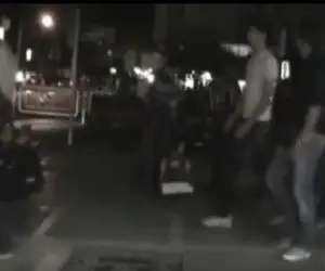 آواز خیابانی؛ دو جوان دوره گرد آهنگ از سرم نمیره عشقتو رو چه دلربا میخونن ناز نفسشون