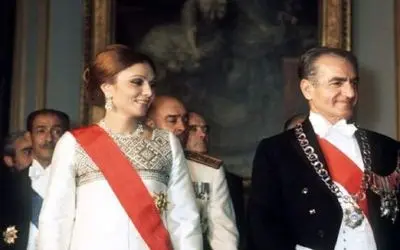 سفر به ایام قدیم سال 1336؛ سلام نظامی فرح دیبا با لباس نظامی