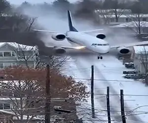 معماری طبیعت؛ هواپیما وسط شهر فرود اومد خودشو و خونه ها رو به نابودی کشوند