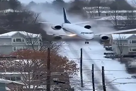 معماری طبیعت؛ هواپیما وسط شهر فرود اومد خودشو و خونه ها رو به نابودی کشوند