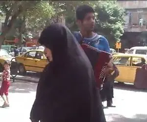 آواز شاد؛ این خواننده خیابونی آهنگ مرتضی پاشایی رو بهتر از خودش خوند و برگ همه ریخت