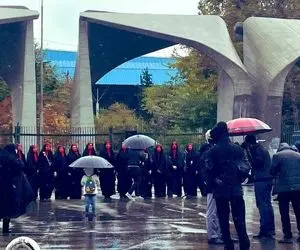 عکس جواب عکس؛ دو مدل دختر، مقابل یک دانشگاه