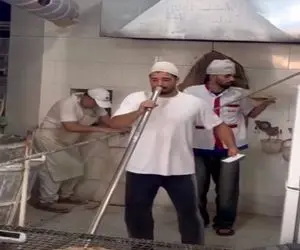 آواز شاد؛ شاطر اول صبح میخونه و نون میپزه مشتری هنوز گیج خوابه مثل برق گرفته ها رقصید