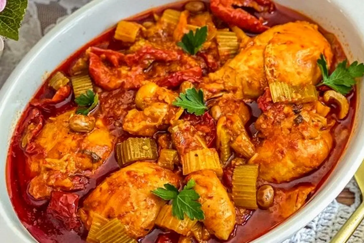 طرز تهیه خورش کرفس با مرغ / همراه با نکات لعاب دار شدنش که تا حالا نمی دونستی