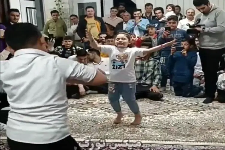 آواز آذری؛ خواهر و برادر با رقص ترکی مجلس عروسی رو دست گرفتن خواننده انرژیش رفت بالا
