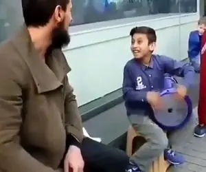 آواز خیابانی؛ پدر و پسری که با تیمپو آهنگ زورخانه ای میزنن؛ فقط پسر بچه رو نگاه!