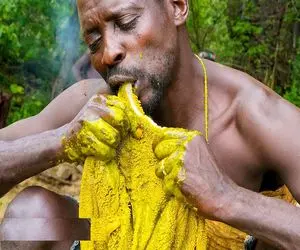 کباب خوک؛ بربرهای برهنه بعد شکار خوک با چاقو روده‌اشو اسلایس میکنن خام میخورن