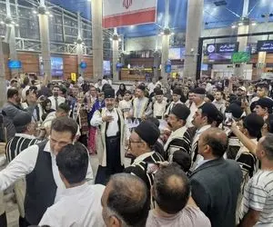 آواز قهرمانانه؛ بختیاری ها تو استقبال قهرمان های کشتی با ساز و دهلی فرودگاه قرق کردن