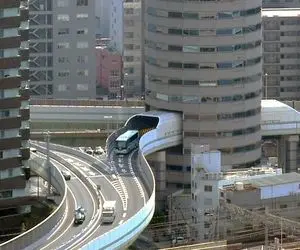 معماری خلاقانه؛ اتوبانی در ژاپن که از طبقه 5 تا 7 یه برج 16 طبقه رد شده 