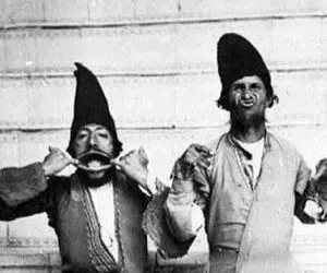 سفر به دوره قاجار؛ عکس یادگاری همزاد حیایی با ادا اطوار ملیجک ها تو عصر قاجار