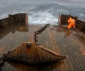 معماری طبیعت؛ لنگر تو طوفان لیز خورد رفت تو دریا جا محکم کنه کشتی و خدمه اش فنا رفتن