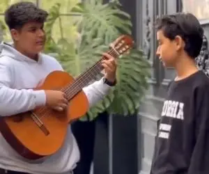 آواز بهشتی؛ دو پسر نوجوان با تحریر لطیف هنوزم وقتی می خندی رو اجرا کردن مردم کیف کردن