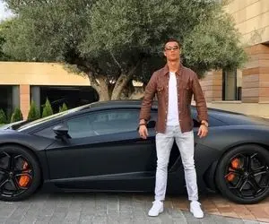 سرمربی که به ماشین رونالدو هم گیر داد!