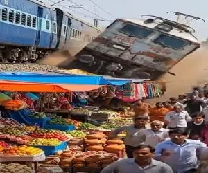 معماری طبیعت؛ خارج شدن قطار از ریل و زیر گرفتن مردم بازار محلی توسط اون